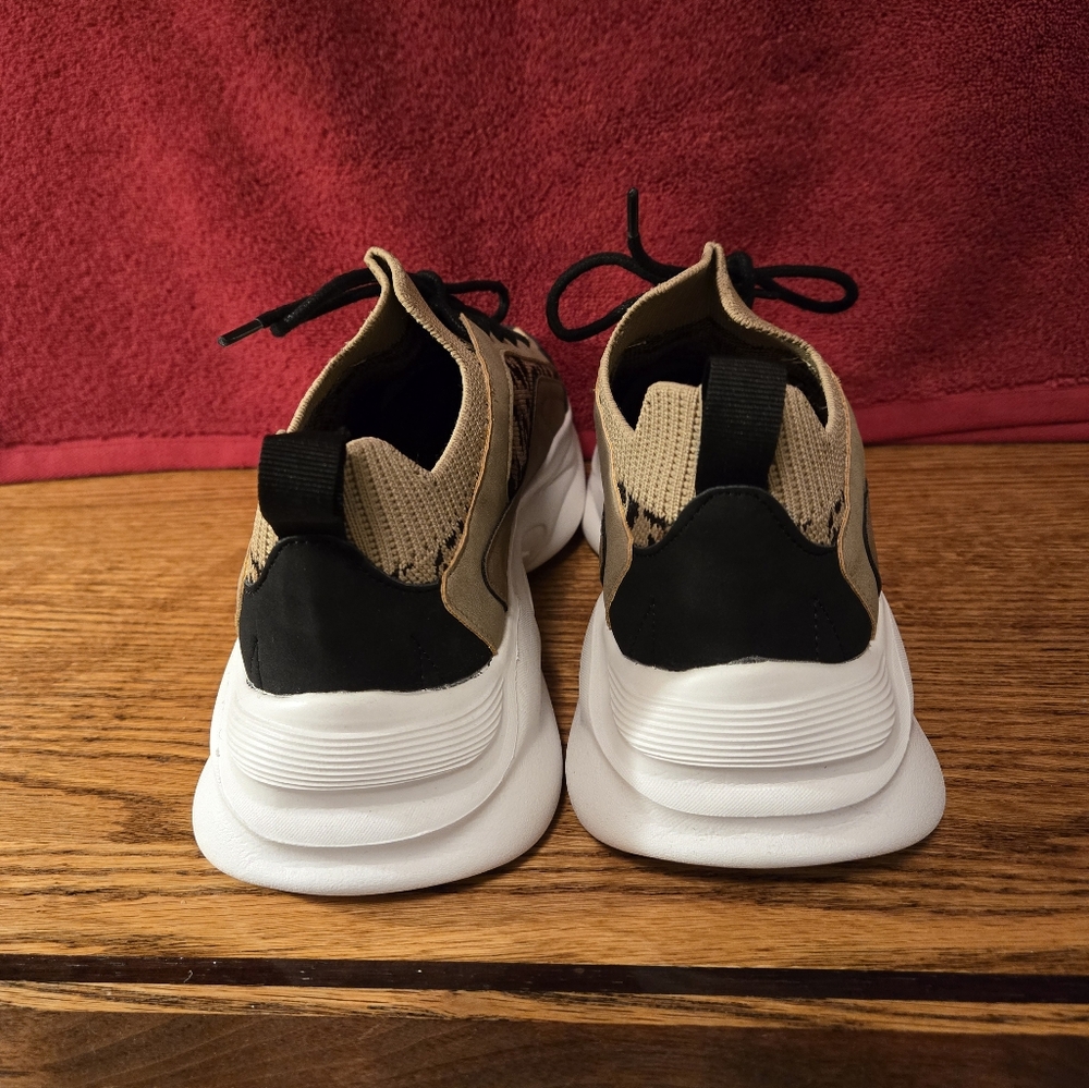Stylish Leopard Print Sneakers - Picture 6 of 6